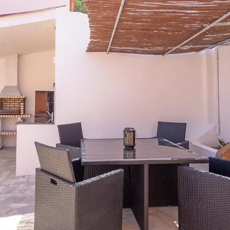 Family-friendly With Private Pool & Rooftop Oasis 빌라