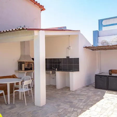 Family-friendly With Private Pool & Rooftop Oasis Alvor
